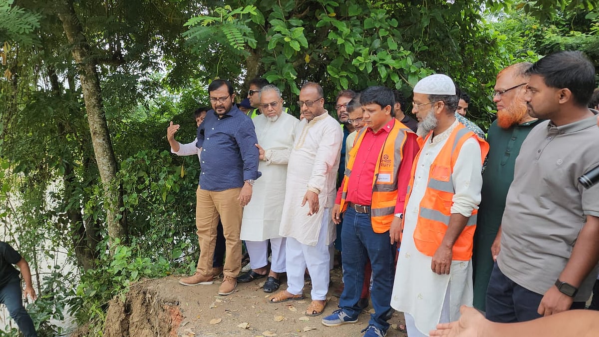 ফেনীর ফুলগাজীর শ্রীপুর গ্রামের পূর্ব পাড়া এলাকার বেড়িবাঁধের ভাঙন দেখতে যান এবি পার্টির চেয়ারম্যান মজিবুর রহমান। আজ দুপুরে