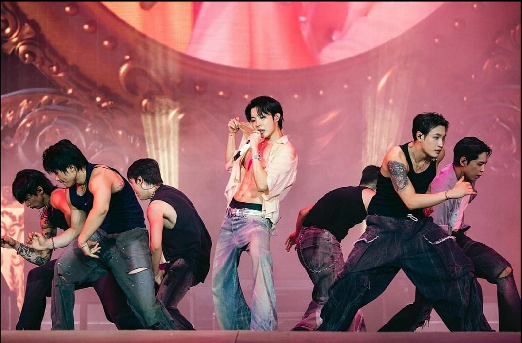 বার্লিনে লোলাপালুজার মঞ্চে জে-হোপকে দেখা গেছে