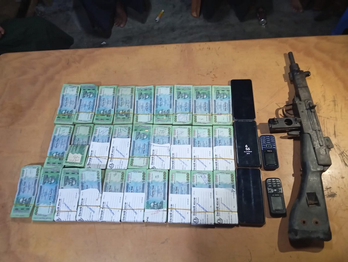 উদ্ধার করা অস্ত্র ও নগদ টাকা