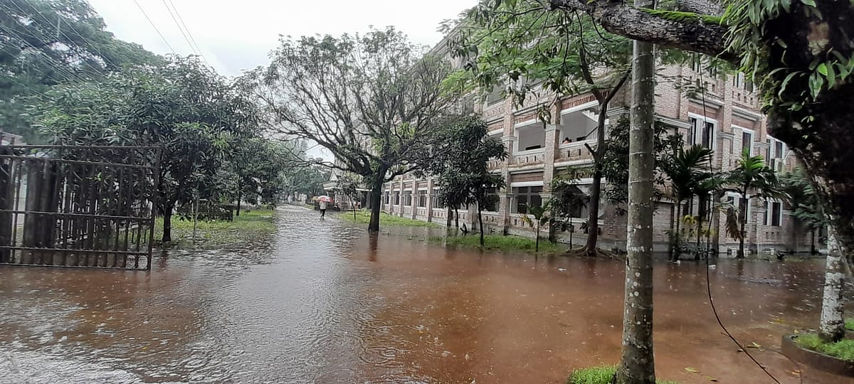 নোয়াখালীর জেলা জজ আদালত ভবনের সামনে জমে রয়েছে পানি। আজ সোমবার সকালে তোলা