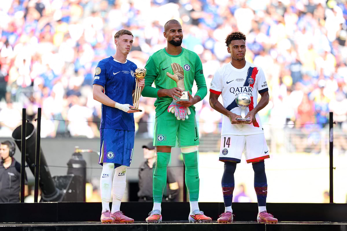 ক্লাব বিশ্বকাপের তিন সেরা তারকা। গোল্ডেন বল জেতা চেলসির কোল পালমার, গোল্ডেন গ্লাভ জেতা চেলসির গোলরক্ষক রবার্ট সানচেজ এবং সেরা তরুণ খেলোয়াড়ের পুরস্কার জেতা দেজিরে দুয়ে।