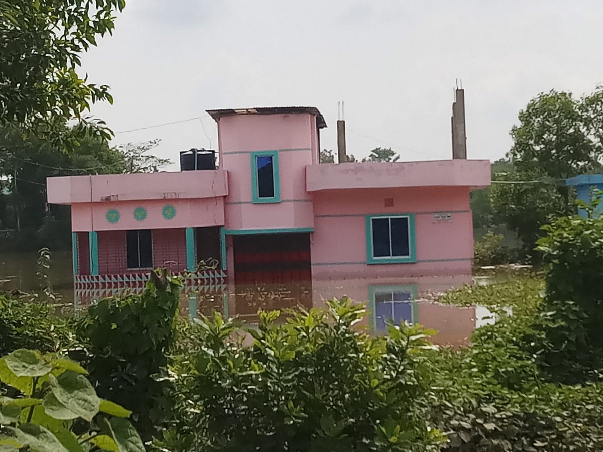 ফেনীর ফুলগাজী উপজেলার আনন্দপুর ইউনিয়নের বিভিন্ন গ্রাম এখনও পানিবন্দী। আজ সকালে তোলা