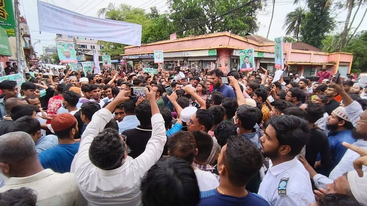 ঝালকাঠি শহরে গতকাল বিকেলে এনসিপির পদযাত্রা ও পথসভা অনুষ্ঠিত হয়