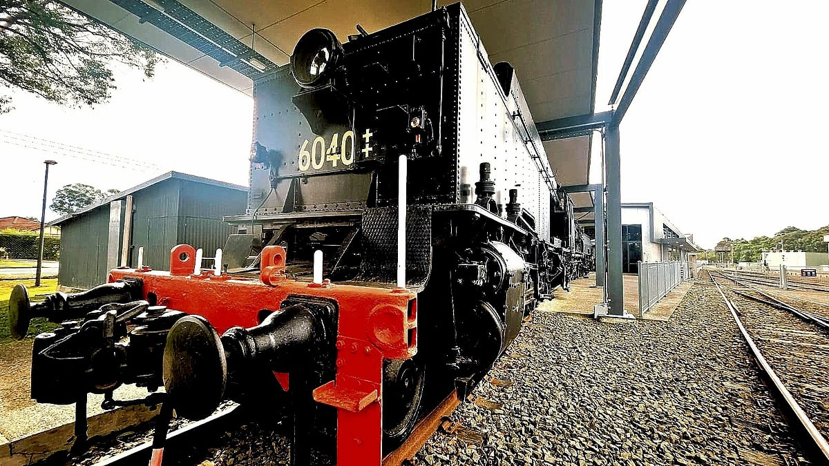 জাদুঘরে রাখা রেলের পুরোনো একটি ইঞ্জিন