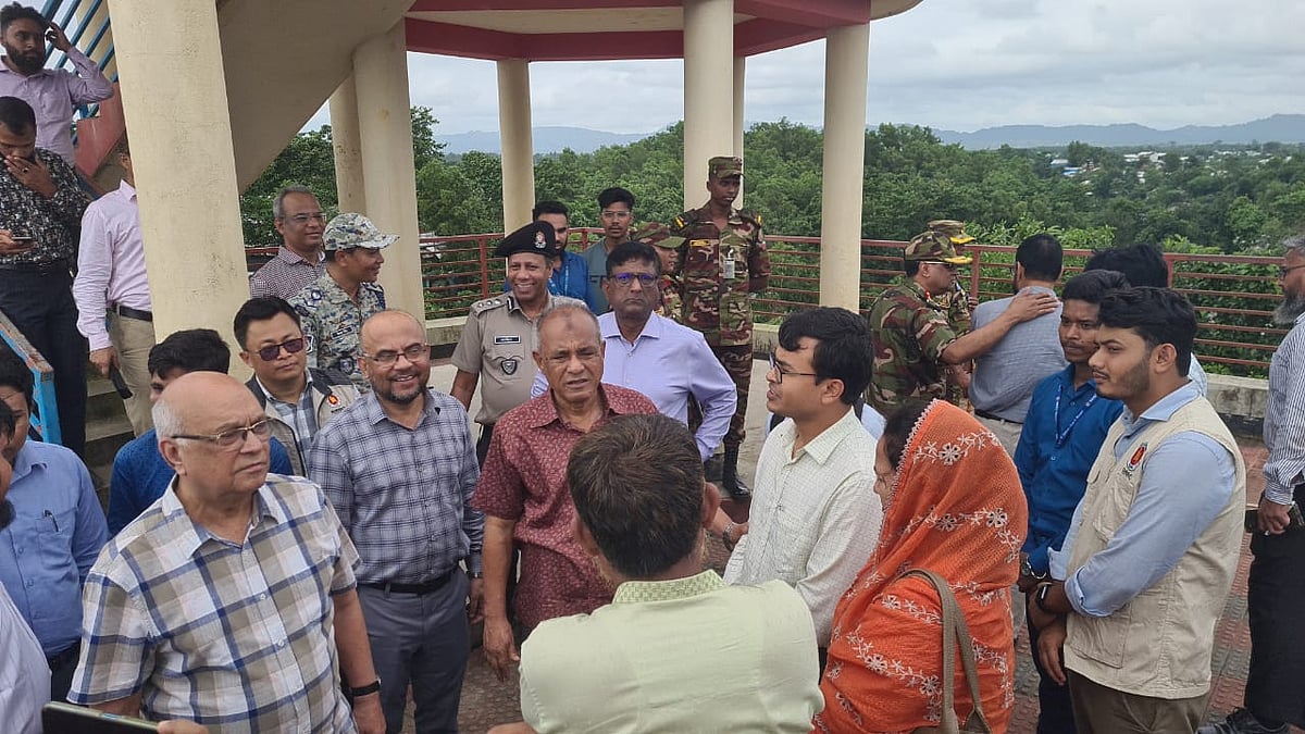 কক্সবাজারের উখিয়ার রোহিঙ্গা আশ্রয়শিবির পরিদর্শন করেন দুর্যোগ ব্যবস্থাপনা ও ত্রাণ মন্ত্রণালয়ের উপদেষ্টা ফারুক ই আজম (বীর প্রতীক) ও  স্বরাষ্ট্র উপদেষ্টা মো. জাহাঙ্গীর আলম চৌধুরী। আজ বিকালে তোলা