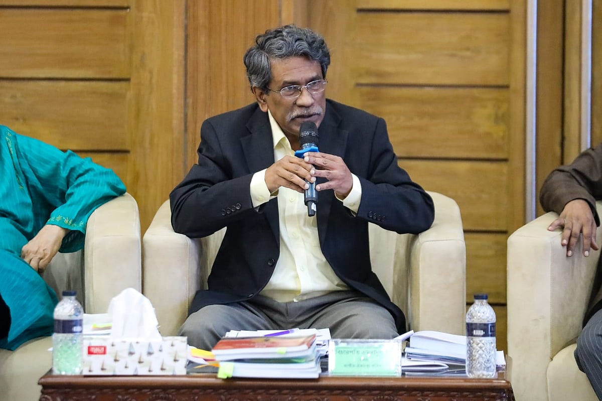 রাজনৈতিক দলগুলোর সঙ্গে আলোচনা শেষে সাংবাদিকদের ব্রিফ করেন জাতীয় ঐকমত্য কমিশনের সহসভাপতি অধ্যাপক আলী রীয়াজ। ফরেন সার্ভিস একাডেমি, ১৪ জুলাই