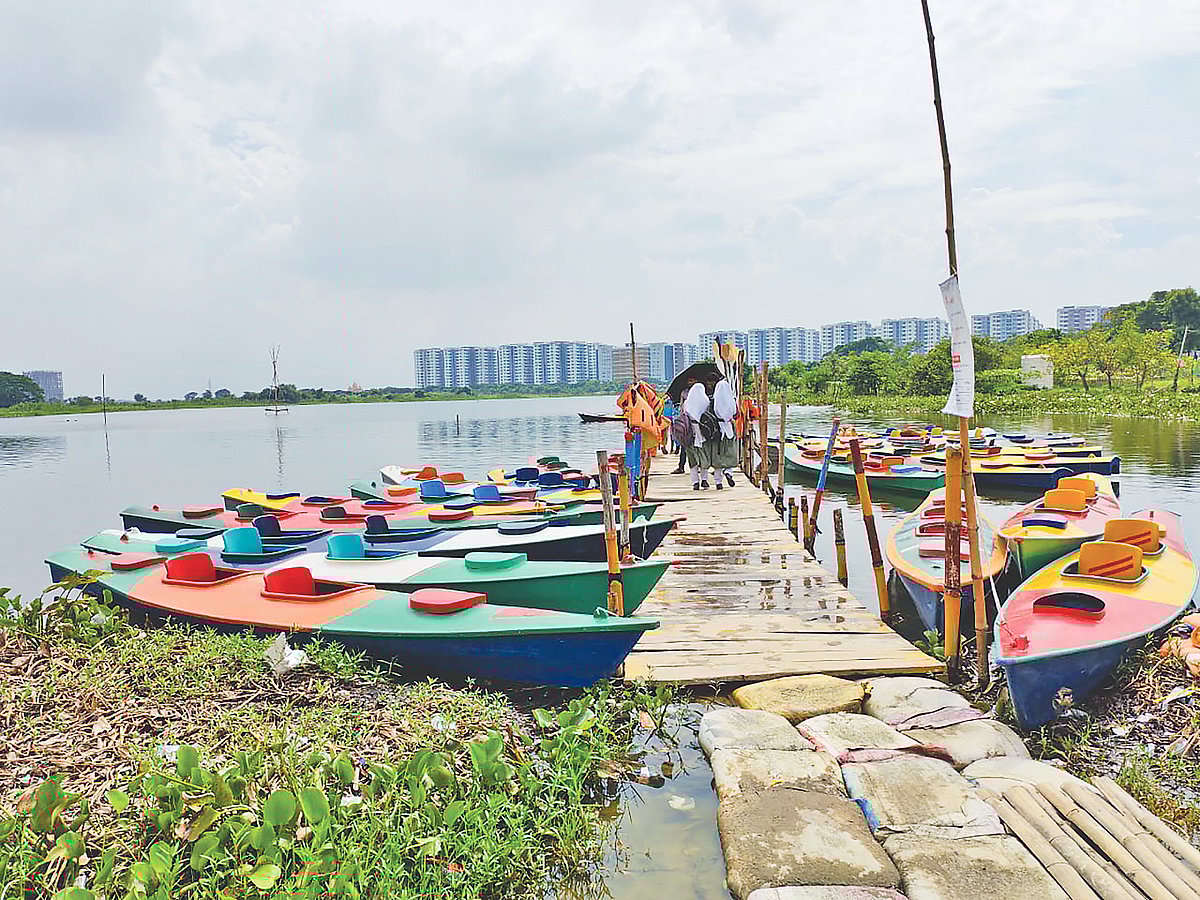 পানিতে ভেসে বেড়াতে এমন রংবেরঙের কায়াক অপেক্ষা করছে দর্শনার্থীদের জন্য। গতকাল উত্তরা সেন্টার মেট্রোস্টেশনের ৭৫ নম্বর পিলারের পাশের লেকে