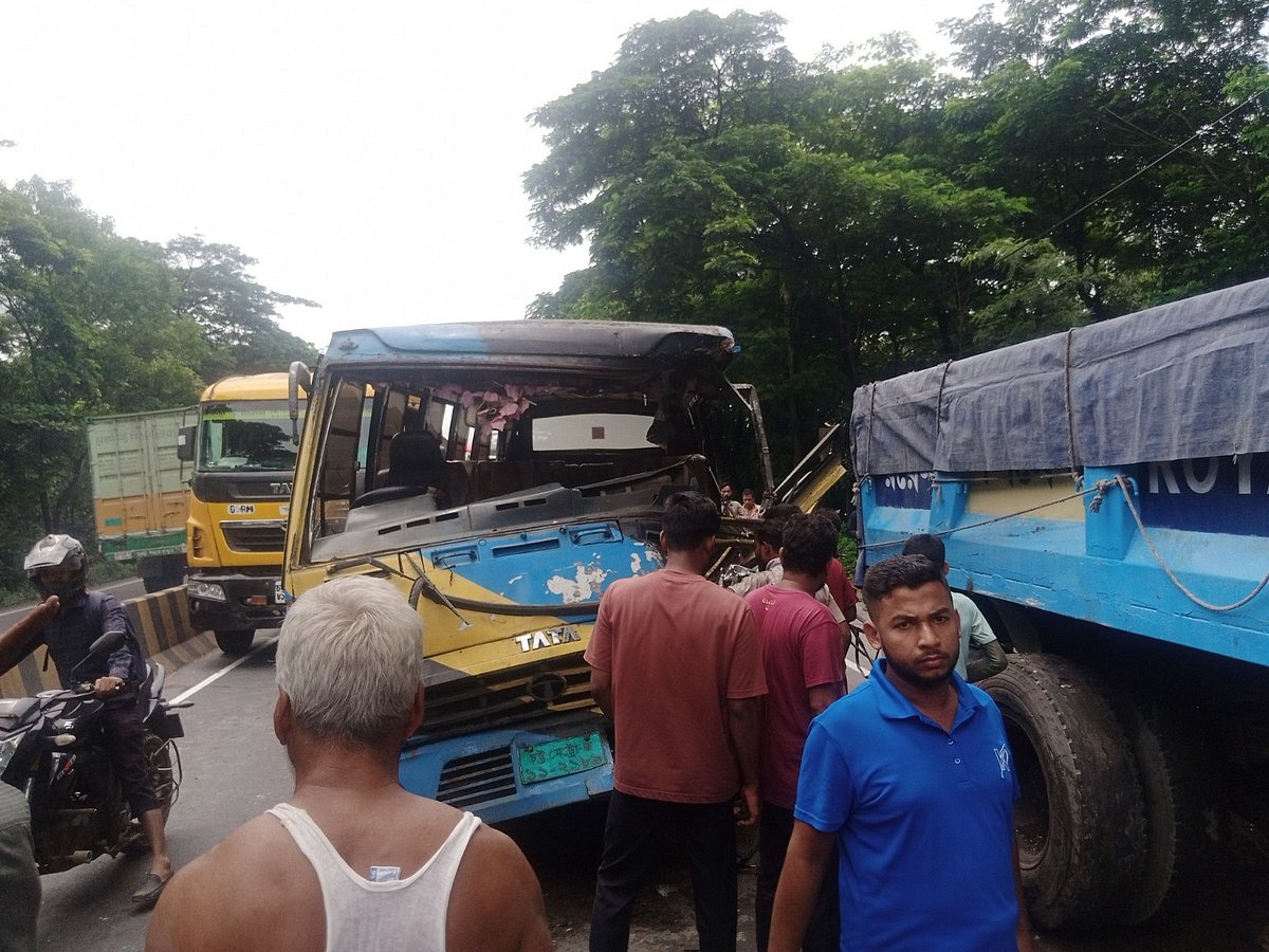 সড়ক দুর্ঘটনায় ক্ষতিগ্রস্ত বাস