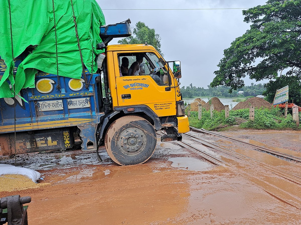 গাজীপুরের কালিয়াকৈর উপজেলার কালিয়াকৈর-ধামরাই সড়কের খানাখন্দে আটকে বিকল হয় একটি মালবাহী ট্রাক। আজ সকাল ৯টার দিকে সোনাখালী রেলক্রসিং এলাকায়