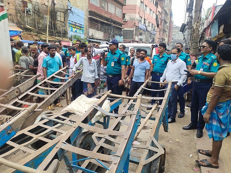 পুরান ঢাকার মিটফোর্ড ও বাবুবাজার এলাকায় ডিএমপির ভ্রাম্যমাণ আদালতের অভিযান