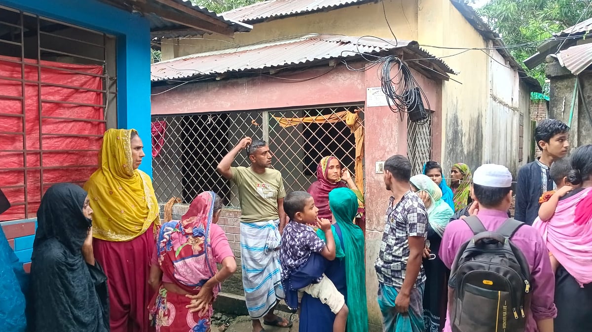 ময়মনসিংহের ভালুকায় মা ও দুই সন্তানকে গলা কেটে হত্যার খবরে ভিড় করেন উৎসুক মানুষ। আজ সোমবার দুপুরে ভালুকা পৌরসভার টিঅ্যান্ডটি রোডে