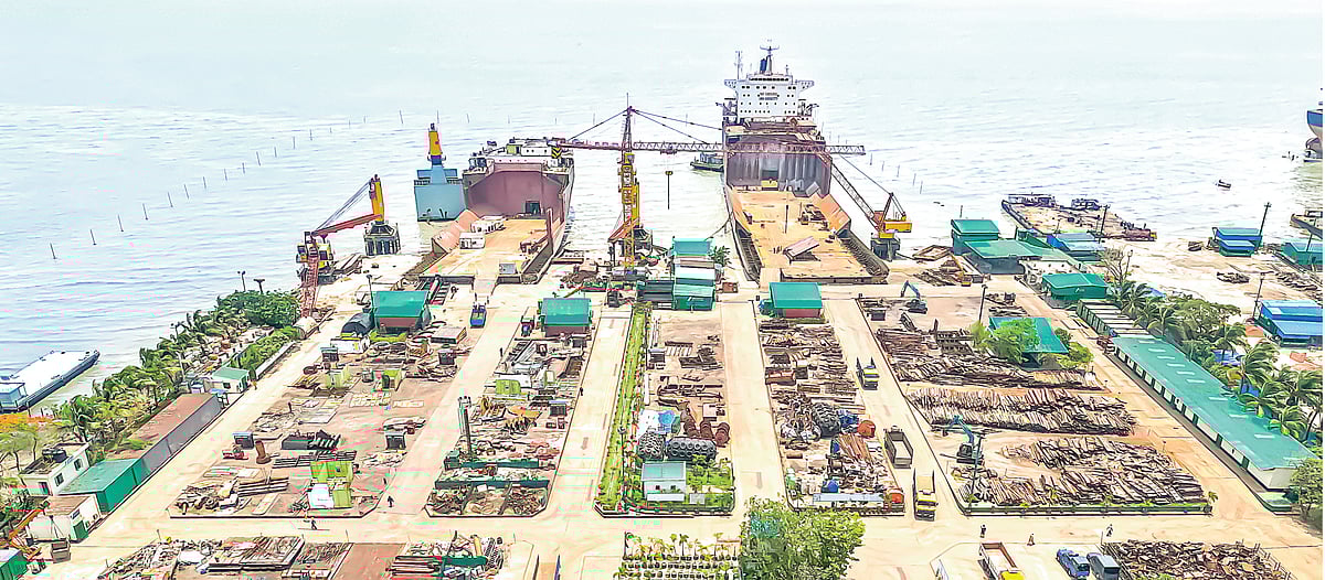 হংকং কনভেনশন অনুযায়ী, পরিবেশবান্ধব কারখানা ছাড়া আর কেউ এখন পুরোনো জাহাজ আমদানি করতে পারেনি। সরকার অনুমোদিত দেশের পরিবেশবান্ধব জাহাজশিল্প কারখানা রয়েছে ১৩টি। এর মধ্যে একটি পিএইচপি শিপ ব্রেকিং অ্যান্ড রিসাইক্লিং ইন্ডাস্ট্রিজ। চট্টগ্রামের সীতাকুণ্ডের শীতলপুরে প্রতিষ্ঠানটির কারখানায় জাহাজ কাটার দৃশ্য