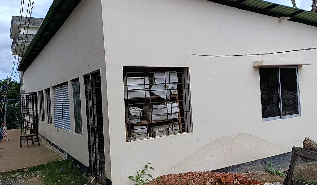 রাঙামাটির জুরাছড়ি উপজেলা স্বাস্থ্য কমপ্লেক্সের টিনশেডের এই ঘরেই দেওয়া হয় চিকিৎসাসেবা। সম্প্রতি তোলা