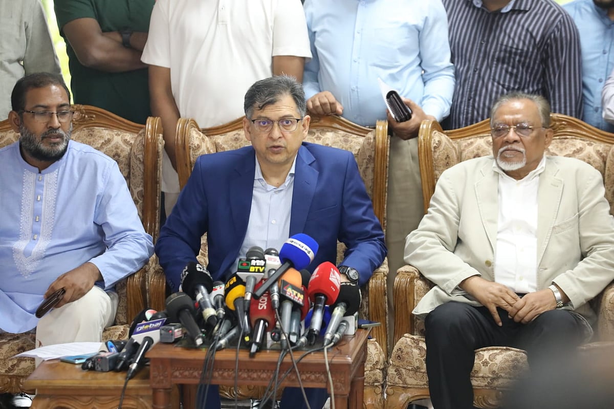 জাতীয় ঐকমত্য কমিশনের সঙ্গে রাজনৈতিক দলগুলোর দ্বিতীয় পর্যায়ের সংলাপের ১৩তম দিনের আলোচনা শেষে সাংবাদিকদের ব্রিফ করেন বিএনপির স্থায়ী কমিটির সদস্য সালাহউদ্দিন আহমদ। সোমবার রাজধানীর ফরেন সার্ভিস একাডেমিতে