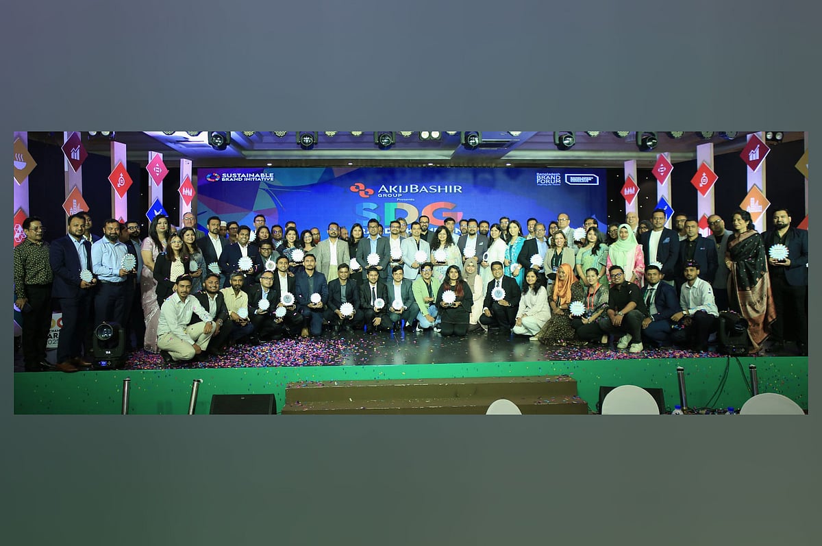 টেকসই উন্নয়নের জন্য কাজ করা ৬০টি উদ্যোগকে এসডিজি ব্র্যান্ড চ্যাম্পিয়ন অ্যাওয়ার্ডস দেওয়া হয়। ঢাকা, ১২ জুলাই ২০২৫