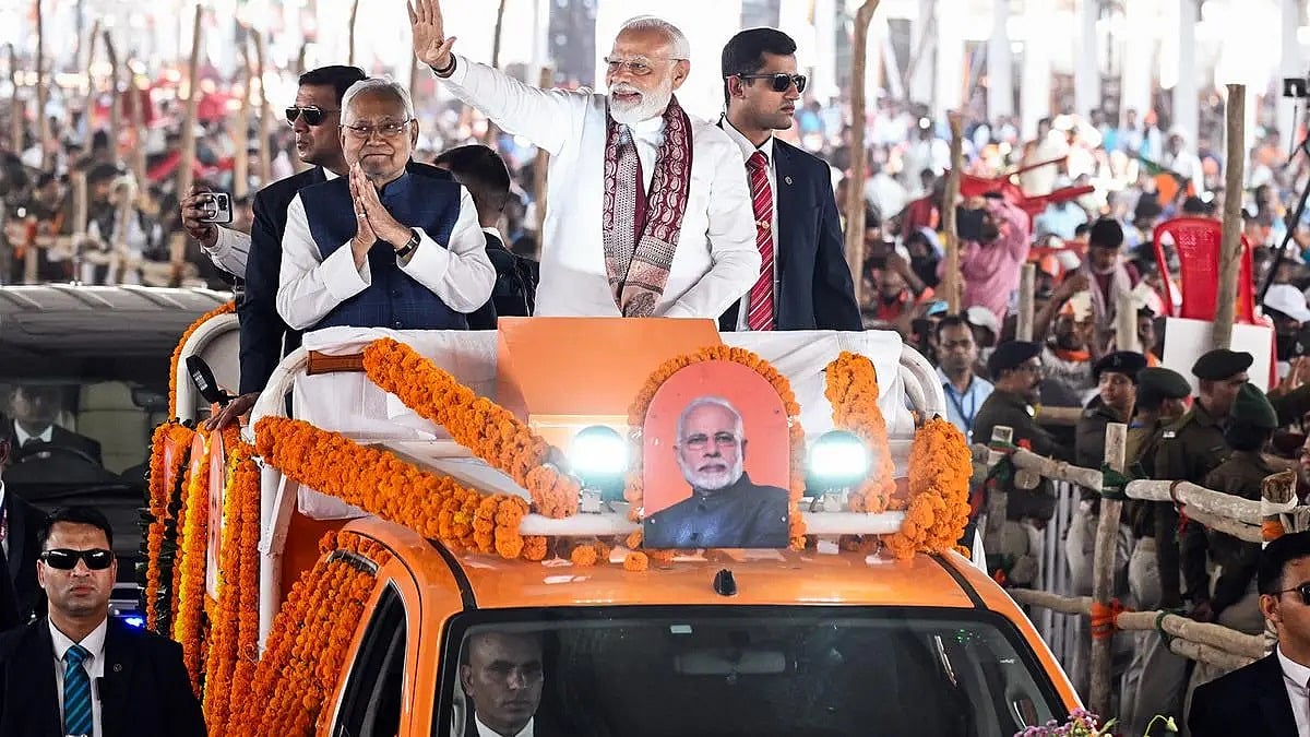 বিহারের মুখ্যমন্ত্রী জোটসঙ্গী নীতীশ কুমারকে নিয়ে জনগণের অভিবাদনের জবাব দিচ্ছেন প্রধানমন্ত্রী নরেন্দ্র মোদি