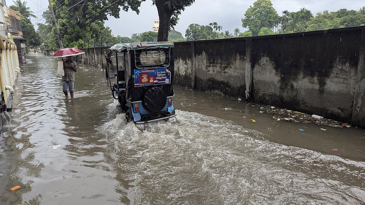 বগুড়ায় ভারী বৃষ্টিতে তলিয়ে গেছে অনেক সড়ক। আজ মঙ্গলবার সকালে