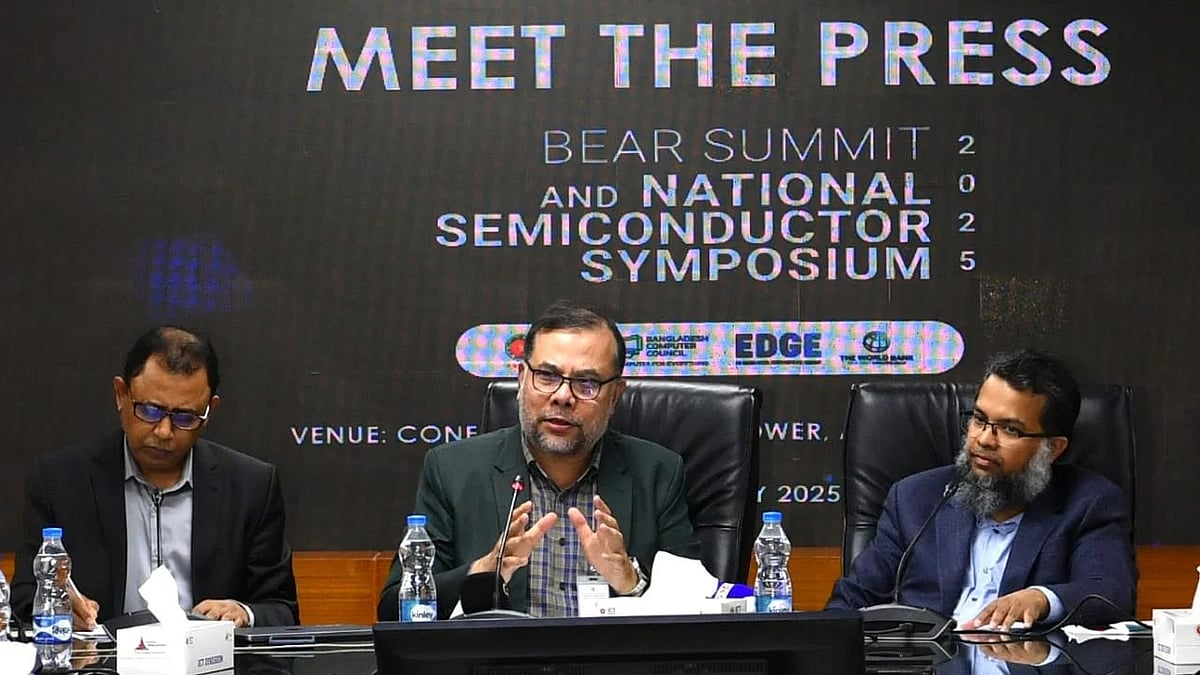 সংবাদ সম্মেলনে বক্তব্য দিচ্ছেন আইসিটি বিভাগের সচিব শীষ হায়দার চৌধুরী (মাঝে)