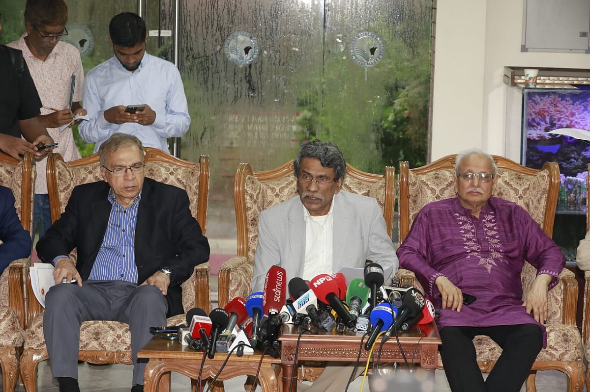 রাজনৈতিক দলগুলোর সঙ্গে আলোচনা শেষে সাংবাদিকদের সঙ্গে কথা বলছেন জাতীয় ঐকমত্য কমিশনের সহসভাপতি অধ্যাপক আলী রীয়াজ। আজ মঙ্গলবার রাজধানীর ফরেন সার্ভিস একাডেমিতে