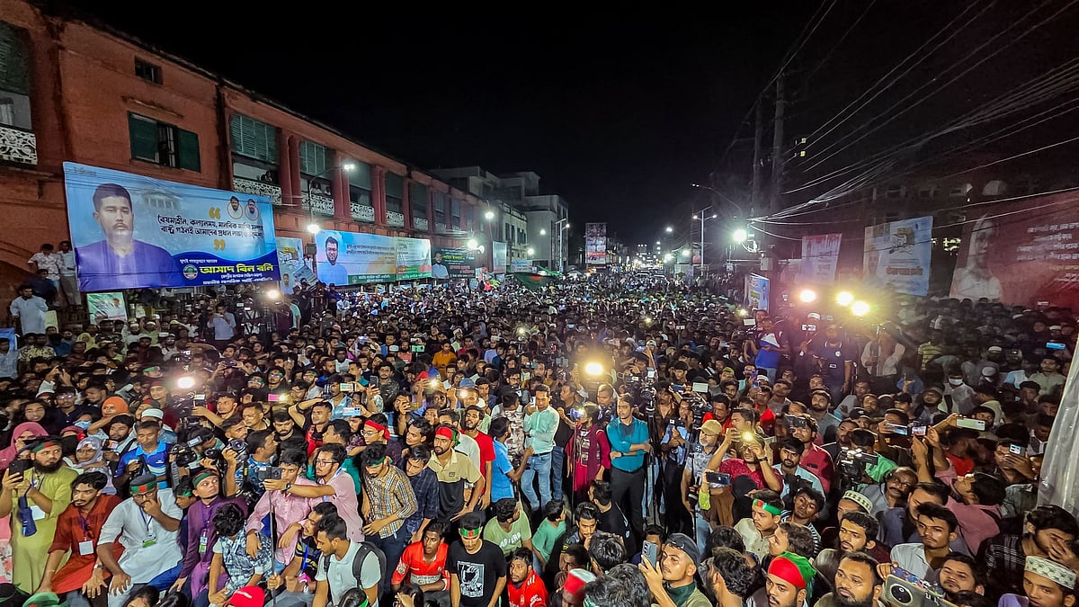 এনসিপির পথসভা। মঙ্গলবার রাতে বরিশাল নগরের ফজলুল হক অ্যাভিনিউয়ে