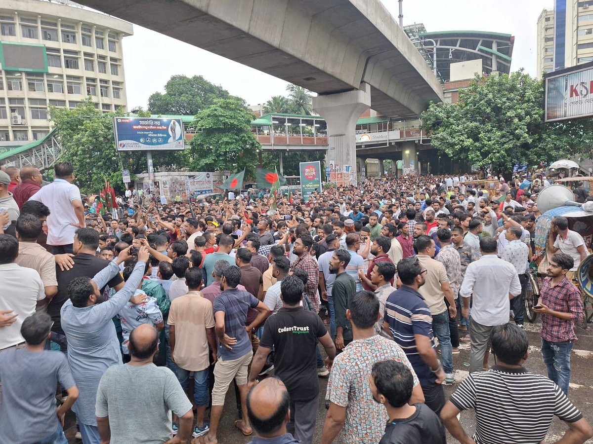 রাজধানীর শাহবাগ মোড় অবরোধ করে জাতীয়তাবাদী স্বেচ্ছাসেবক দল। আজ মঙ্গলবার সন্ধ্যা সোয়া ছয়টার দিকে