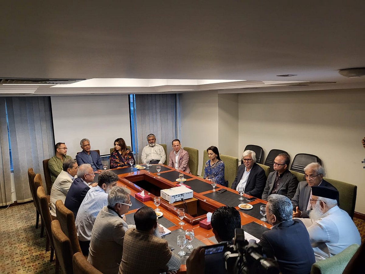 দেশের শীর্ষস্থানীয় ব্যবসায়ী নেতাদের সঙ্গে যুক্তরাষ্ট্রের পাল্টা শুল্ক ইস্যুতে আলোচনা করেন বিএনপির স্থায়ী কমিটির সদস্য আমীর খসরু মাহমুদ চৌধুরী। আজ মঙ্গলবার রাজধানীর বনানীর  সারিনা হোটেলে