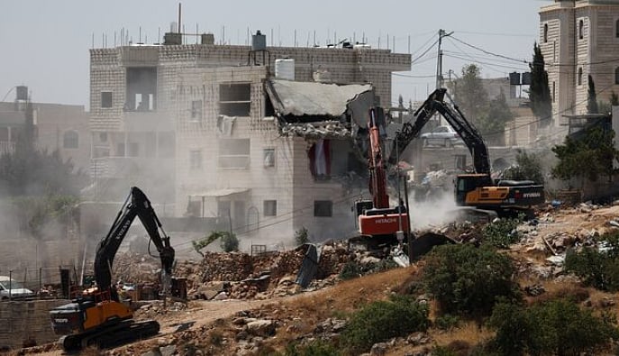 পশ্চিম তীরে ফিলিস্তিনিদের একটি বাড়ি ধ্বংস করা হচ্ছে