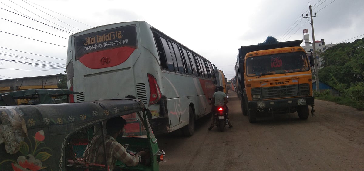 ঢাকা-সিলেট মহাসড়কে দীর্ঘ যানজট। মঙ্গলবার বিকেলে ব্রাহ্মণবাড়িয়ার সরাইল উপজেলার কুট্টাপাড়া এলাকায়