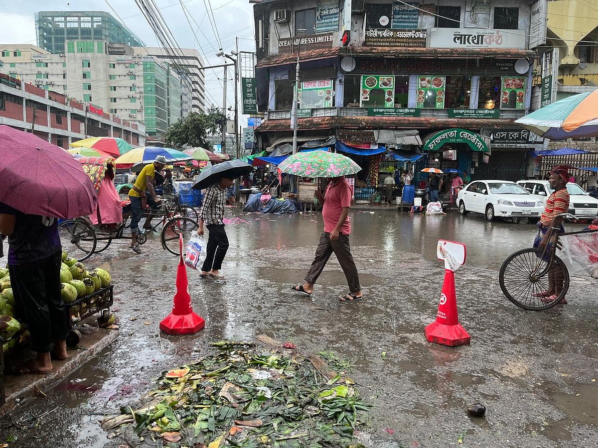 রাজধানীতে সকালে কয়েক পশলা বৃষ্টি হয়েছে। কারওয়ান বাজার থেকে আজ মঙ্গলবার সকালে তোলা