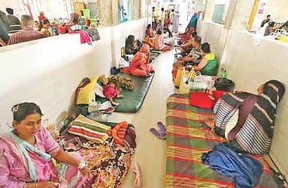 শয্যাসংকটের ফলে মেঝেতে ঠাসাঠাসি করে চিকিৎসা নিতে হচ্ছে রোগীদের। সম্প্রতি রাঙামাটি আধুনিক সদর হাসপাতালে