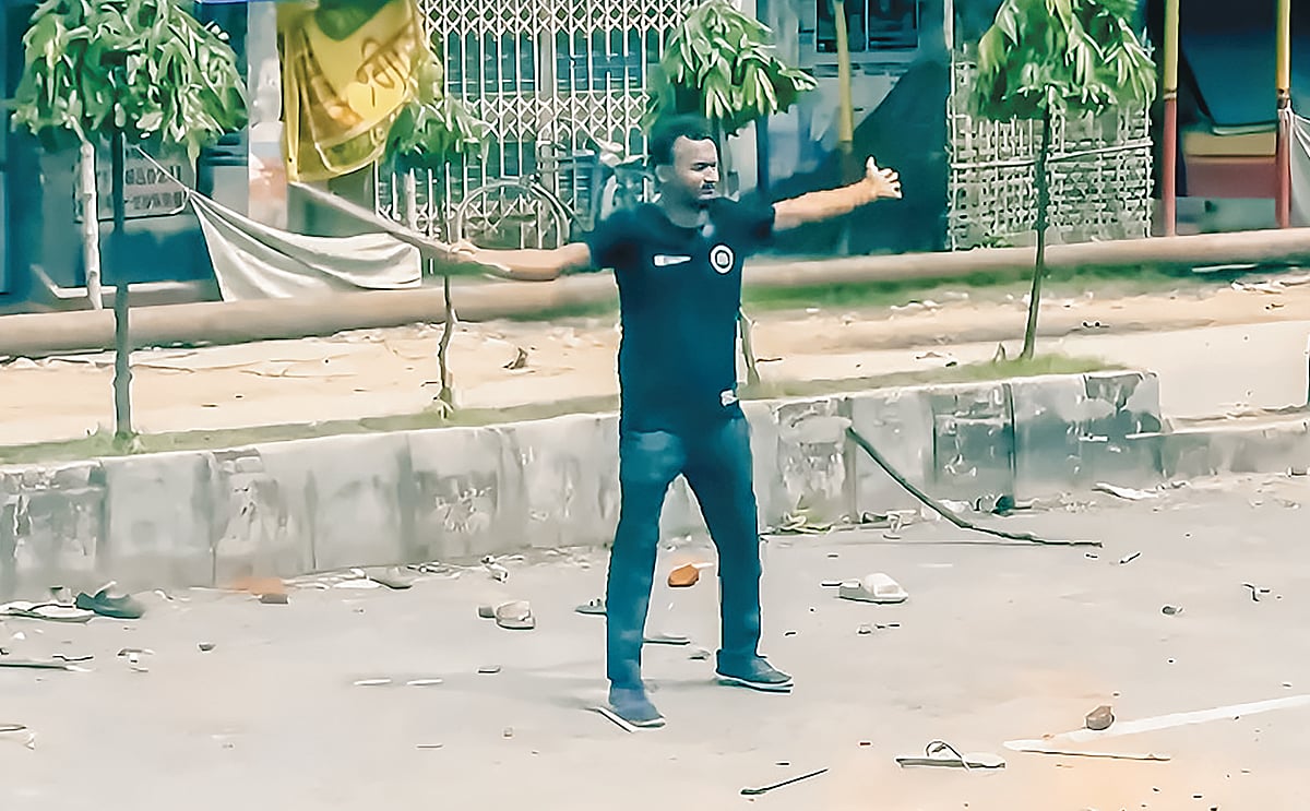 দুই হাত প্রসারিত করে পুলিশের গুলির সামনে বুক পেতে দেন আবু সাঈদ