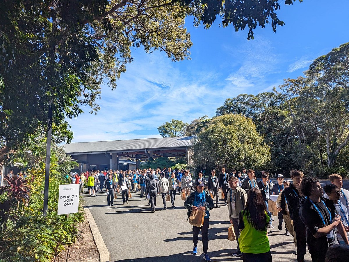 আন্তর্জাতিক গণিত অলিম্পিয়াডের ৬৬তম আসরে আজ ছিল পরীক্ষার প্রথম দিন। পরীক্ষা শেষে বেরিয়ে আসছে খুদে গণিতবিদেরা। সানশাইন কো‌স্ট, অস্ট্রেলিয়া, ১৫ জুলাই ২০২৫