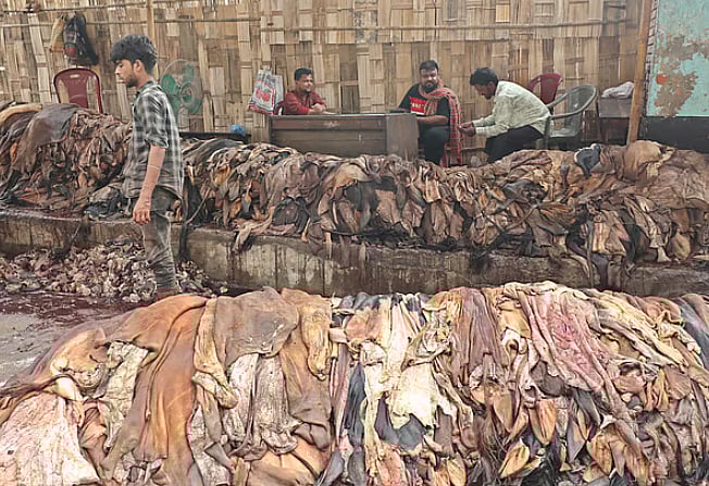 চামড়া নিয়ে বসে আছেন আড়তদারেরা