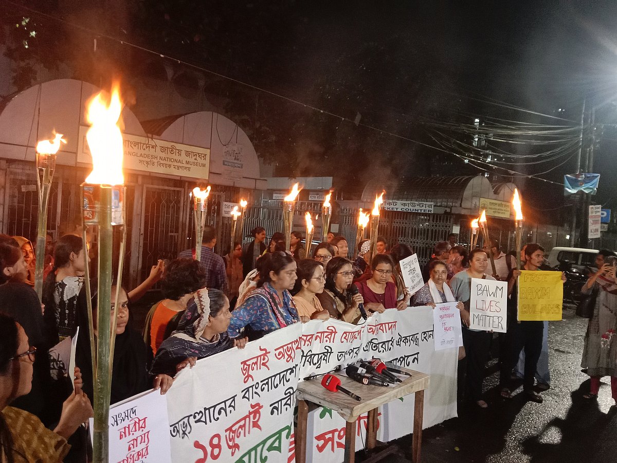 রাজধানীর শাহবাগে জাতীয় জাদুঘরের সামনে নারী সংহতির সমাবেশ। ঢাকা, ১৫ জুলাই