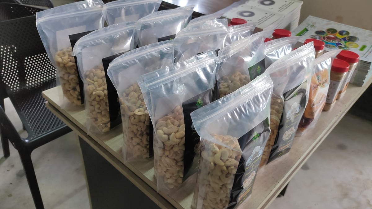 প্রক্রিয়াকরণের পর প্যাকেটজাত কাজুবাদাম সাজিয়ে রাখা হয়েছে