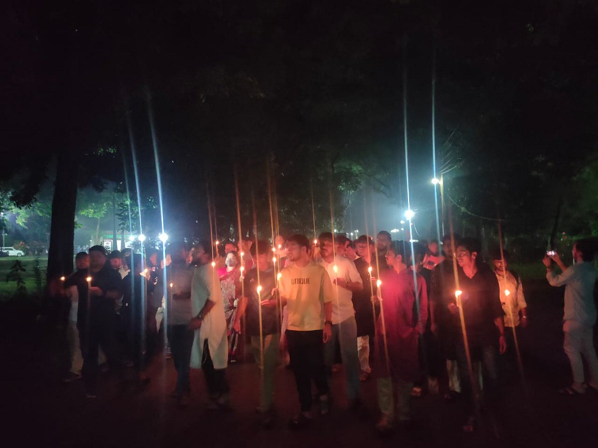 জাহাঙ্গীরনগর বিশ্ববিদ্যালয়ে গত বছরের ১৫ জুলাই রাতে বৈষম্যবিরোধী ছাত্র আন্দোলনকারীদের ওপর ছাত্রলীগের হামলার এক বছর পূর্তিতে ঘোষিত ‘কালরাত্রিতে’ শিক্ষক–শিক্ষার্থীদের মোমবাতি প্রজ্বালন। গতকাল মঙ্গলবার, জাহাঙ্গীরনগর বিশ্ববিদ্যালয় ক্যাম্পাসে