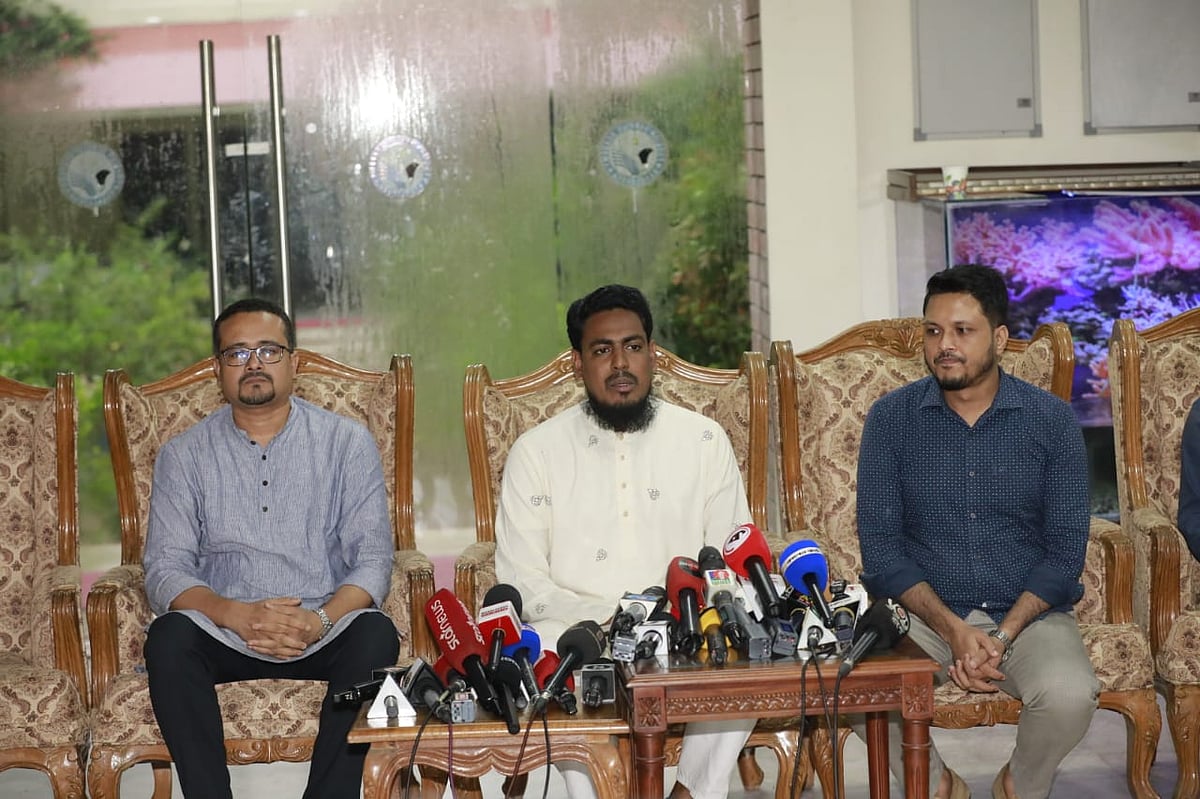 রাজনৈতিক দলগুলোর সঙ্গে জাতীয় ঐকমত্য কমিশনের আলোচনা শেষে সাংবাদিকদের সঙ্গে কথা বলছেন জাতীয় নাগরিক পার্টির (এনসিপি) সদস্যসচিব আখতার হোসেন