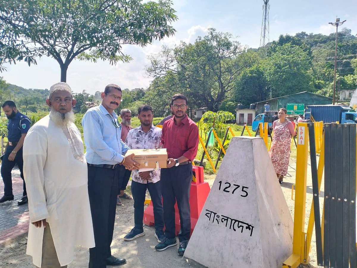 আসাম রাজ্যের গুয়াহাটিতে বাংলাদেশের সহকারী হাইকমিশনারের পক্ষে প্রশাসনিক কর্মকর্তা অমুল্যানজ্যোতি বড়ুয়া আমগুলো গ্রহণ করেন