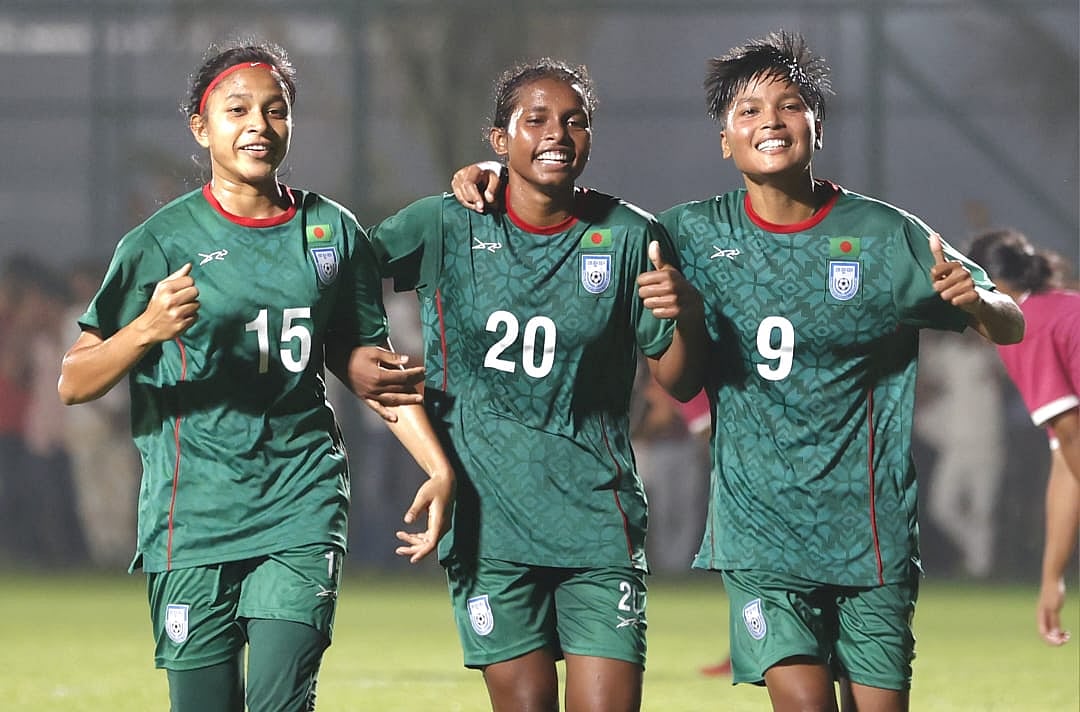 সতীর্থদের সঙ্গে হ্যাটট্রিক করা শান্তির (মাঝে) উদ্‌যাপন