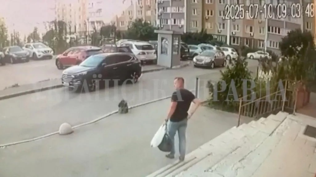 ১০ জুলাই কিয়েভে গুলিবিদ্ধ হয়ে নিহত হওয়ার আগে সিসিটিভি ফুটেজে ইউক্রেনীয় গোয়েন্দা কর্মকর্তা ইভান ভোরোনিচকে দেখা যাচ্ছে