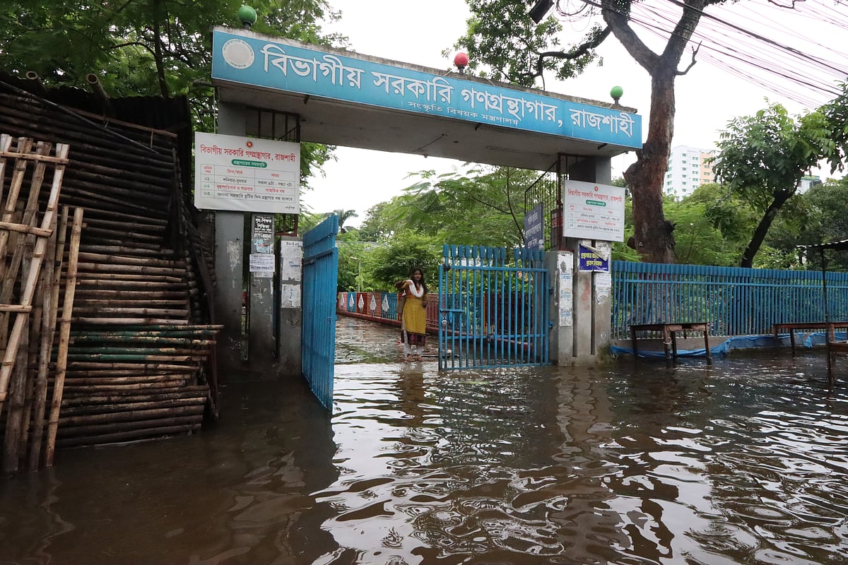 বৃষ্টিতে ড্রেন ভরে যাওয়ায় সড়কে জমেছে পানি। ভোগান্তিতে পথচারীরা। ছবিটি রাজশাহী বিভাগীয় সরকারি গ্রন্থাগারের সামনে থেকে মঙ্গলবার দুপুরে তোলা। রাজশাহী ১৫ জুলাই