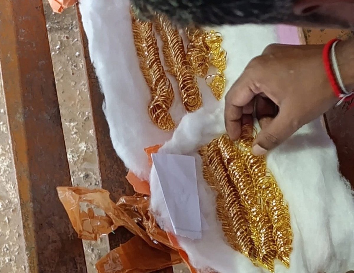 পাবনার কাজীরহাট লঞ্চঘাট থেকে উদ্ধার করা সোনার আংটি। সোমবার সন্ধ্যায় কাজীরহাট লঞ্চঘাটে