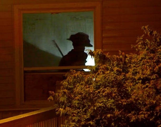 ম্যাসাচুসেটসের ফল রিভারে গ্যাব্রিয়েল হাউস অ্যাসিস্টেড লিভিং রেসিডেন্সে আগুন নেভানোর চেষ্টা করছেন ফায়ার সার্ভিসের কর্মী