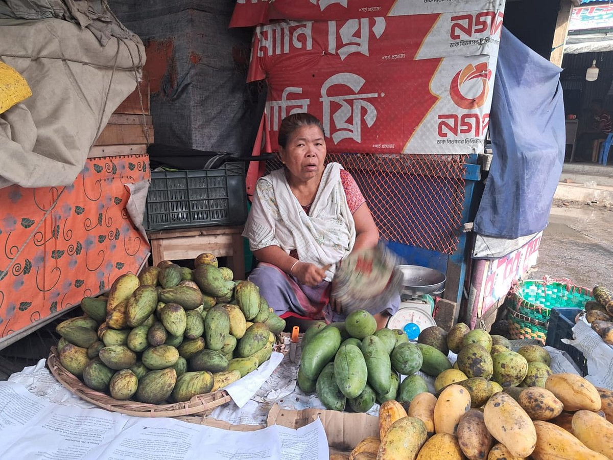 বিক্রির জন্য রাঙ্গুয়াই আম নিয়ে এসেছেন এক বিক্রেতা। আজ বিকেলে খাগড়াছড়ি বাজারে