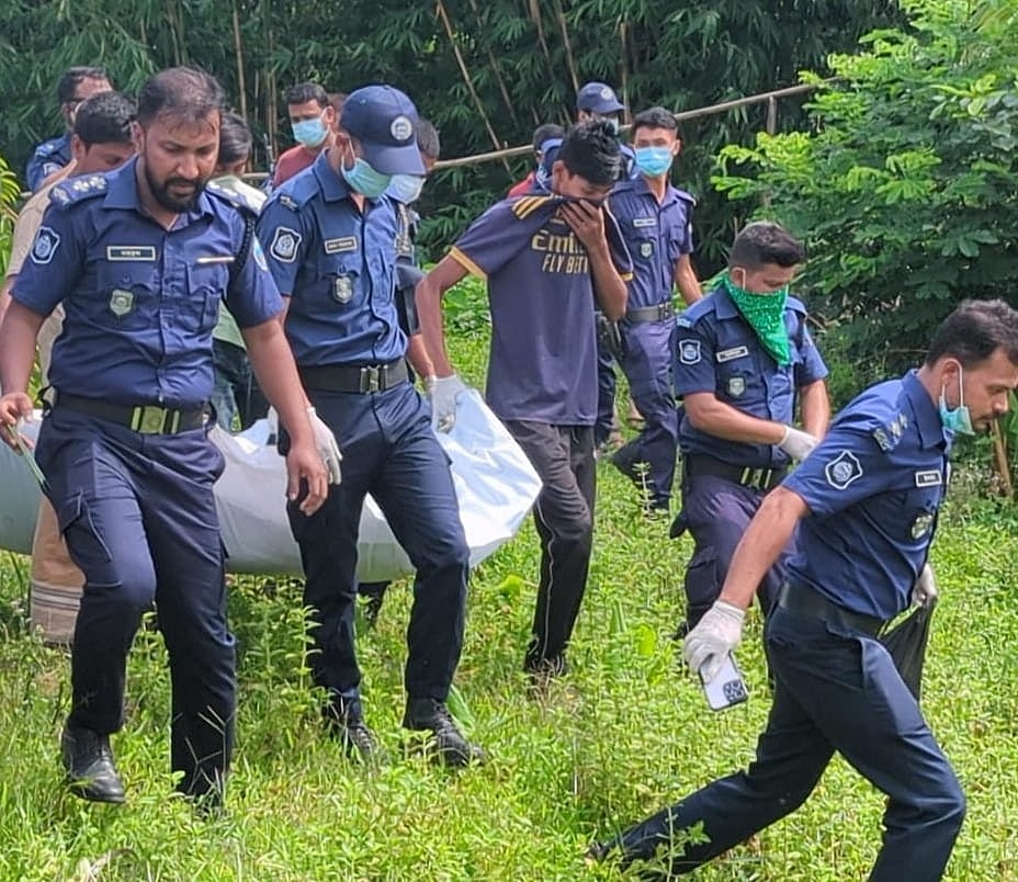 লাশ উদ্ধার করে নিয়ে যাচ্ছে পুলিশ। রাঙামাটির কাউখালী কলমপতি ইউনিয়নের নাইলেছড়ির মাঝের পাড়ায়। আজ সকালে