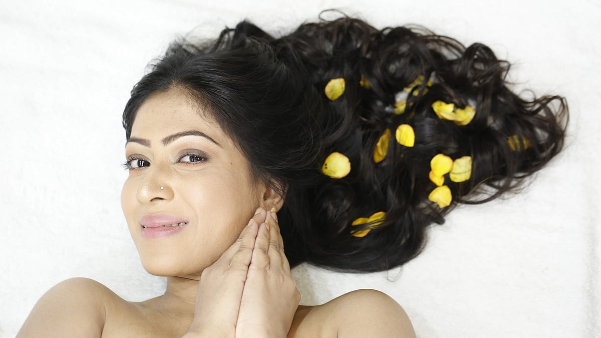 একটু যত্নে বর্ষার আর্দ্র দিনেও চুল থাকবে প্রাণবন্ত