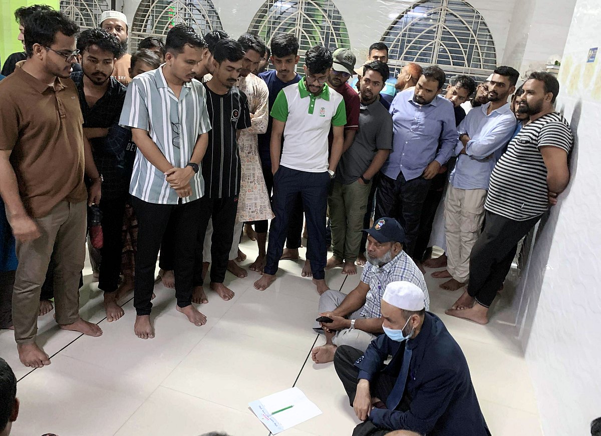 কুমিল্লা শহরতলির ধর্মপুরে কলেজের ডিগ্রি-অনার্স ক্যাম্পাসের মসজিদে অধ্যক্ষকে অবরুদ্ধ করে রাখা হয়। গতকাল সোমবার