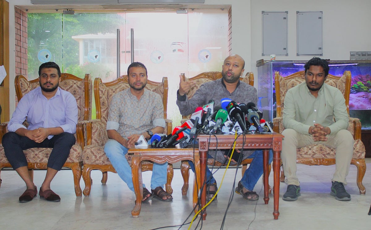 রাজধানীর ফরেন সার্ভিস একাডেমিতে ঐক্যমত্য কমিশনের সঙ্গে রাজনৈতিক দলগুলোর বৈঠক শেষে সাংবাদিকদের ব্রিফিংয়ে এবি পার্টির সাধারণ সম্পাদক আসাদুজ্জামান ফুয়াদ, ১৫ জুলাই, ২০২৫