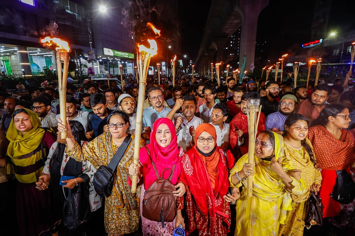 গোপালগঞ্জে সমাবেশে কার্যক্রম নিষিদ্ধ আওয়ামী লীগের নেতা–কর্মীদের হামলার প্রতিবাদে জাতীয় নাগরিক পার্টির (এনসিপি) মশালমিছিল। বুধবার রাতে রাজধানীর বাংলামোটর এলাকায়
