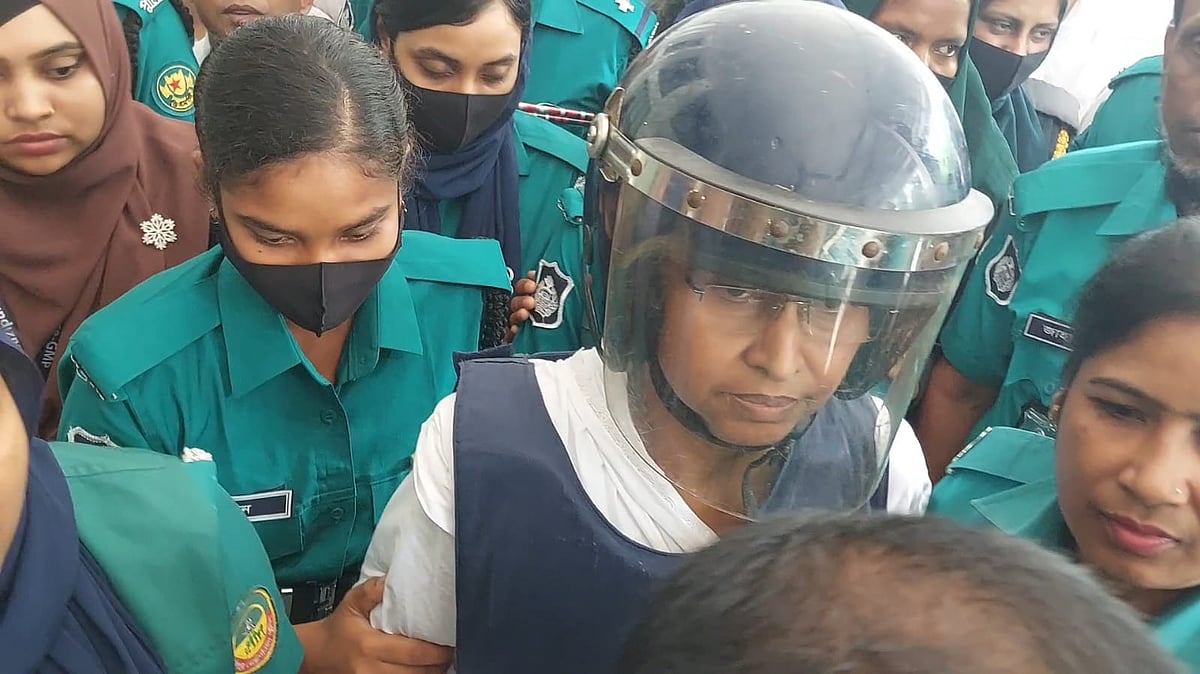 সাবেক শিক্ষামন্ত্রী দীপু মনিকে আদালতকক্ষ থেকে হাজতখানায় নিয়ে যাচ্ছে পুলিশ